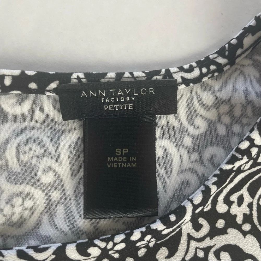 Ann Taylor Short Bell Sleeve Blouse Black White Paisley Scroll Size Small petite - Picture 7 of 11